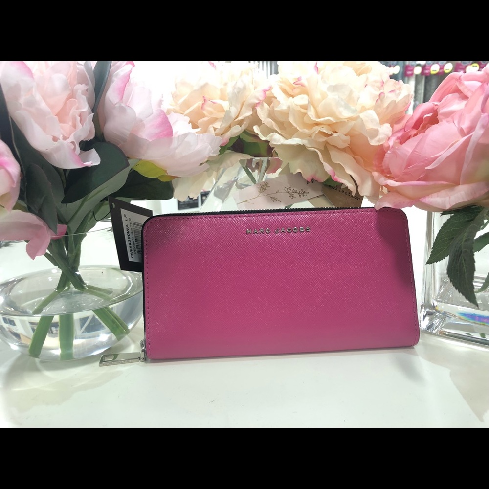 Pretty pink Marc Jacobs wallet 💕
